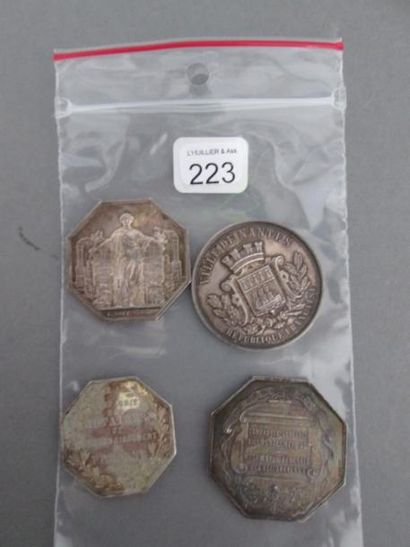 Lot de quatre jetons en argent: - octogonaux:...