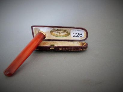 Porte-cigarette en ambre, cerclage d'or jaune...