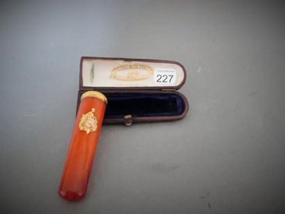 Porte-cigare en ambre à décor d'un cerclage...