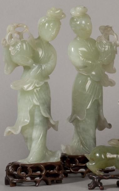 Deux statuettes en pierre dure sculptée représentant...
