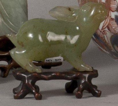 Statuette représentant un lièvre en pierre...