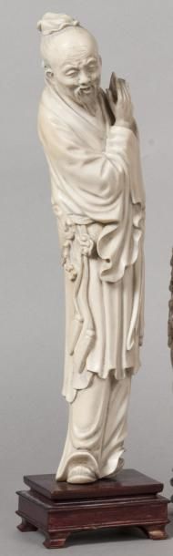 Statuette en ivoire sculpté représentant...