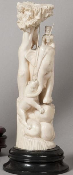 Statuette en ivoire sculpté représentant...