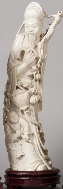 Statuette en ivoire sculpté représentant...