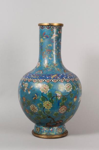 Important vase en émail cloisonné à décor...