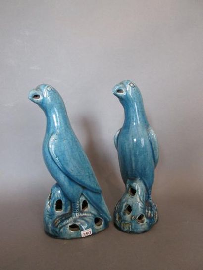 Deux perruches bleues en porcelaine de Chine....