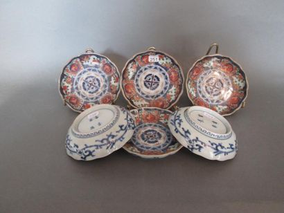 Six coupelles en porcelaine à décor Imari...