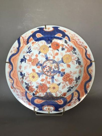 Grand plat en porcelaine à décor polychrome...