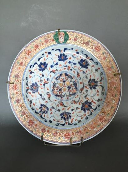 Grand plat rond en porcelaine à décor polychrome...