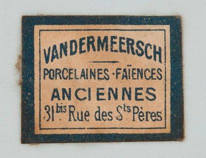 Quatre assiettes: - Deux assiettes en faïence...