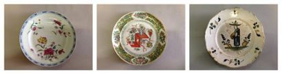 Trois assiettes: - Une en porcelaine de la...