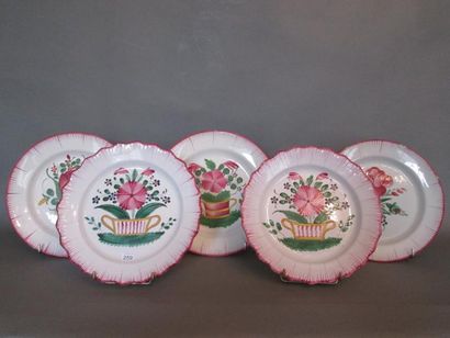 Paire d'assiettes à ailes chantournées et...