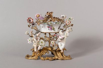 Surtout en porcelaine allemande de Saxe agrémenté...