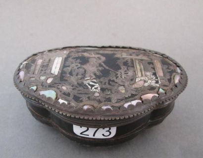 Boite à tabac en écaille de tortue à décor...