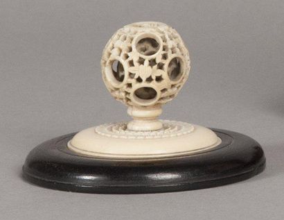 Boule de Canton en ivoire sculpté et tourné...