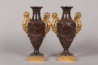Paire de vases montés, de forme fuseau, en...