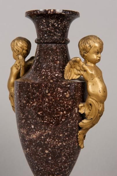 Paire de vases montés, de forme fuseau, en...
