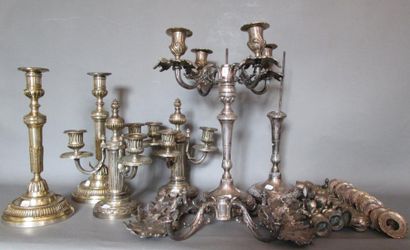 Paire de flambeaux en métal argenté à décor...