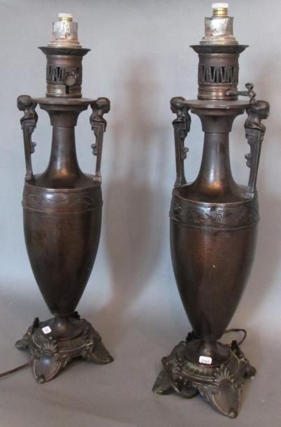 Paire de vases en bronze patiné montée en...