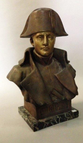 Buste de Napoléon en bronze patiné reposant...