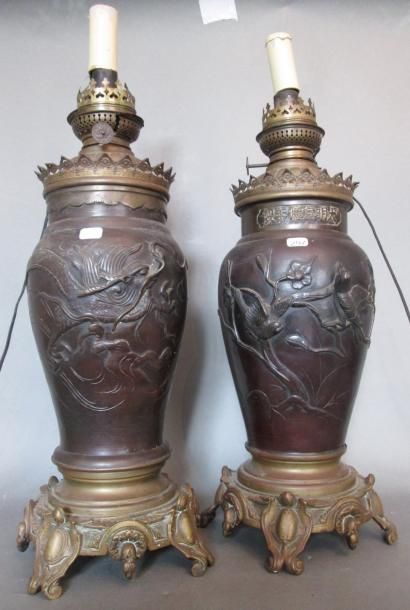 Paire de vases en bronze patiné à décor de...