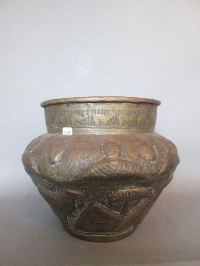 Jardinière en cuivre repoussé avec un décor...
