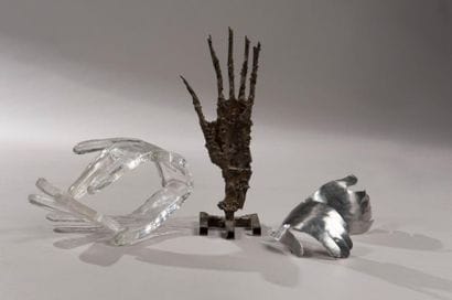 Collection de mains comprenant: - une sculpture...