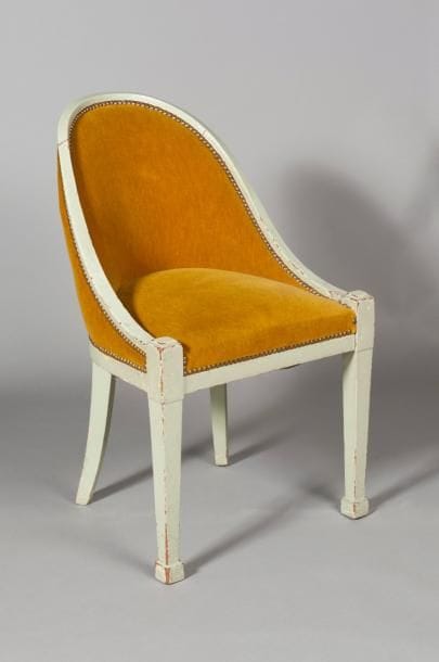 Chaise gondole en bois laqué blanc, les pieds...