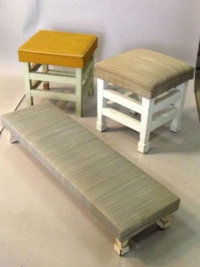 Banquette basse et deux tabourets modernes...