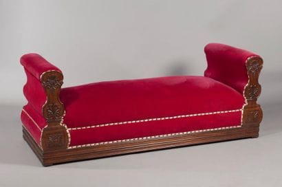 Banquette en acajou mouluré et sculpté, les...