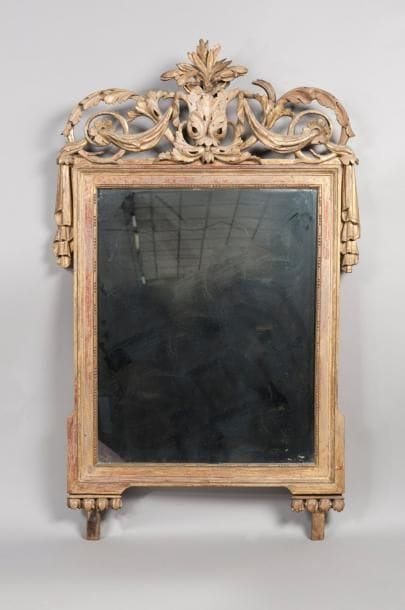 Grand miroir en bois sculpté et doré à décor...