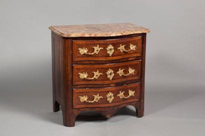 Petite commode en bois de placage ouvrant...