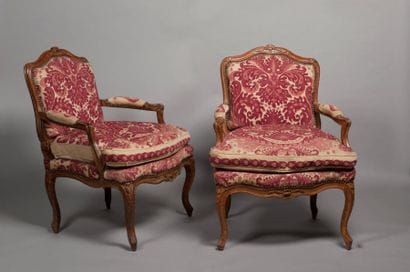 Paire de fauteuils à dossier plat en bois...