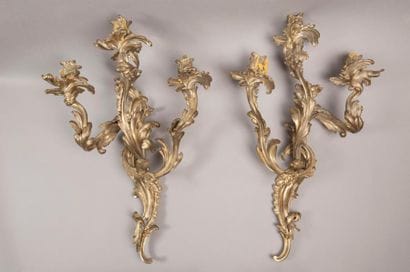 Paire d'appliques en bronze à trois bras...