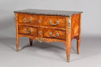 Commode sauteuse en bois de placage ouvrant...