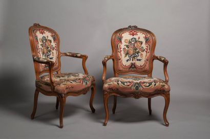 Paire de fauteuils cabriolets en bois naturel...