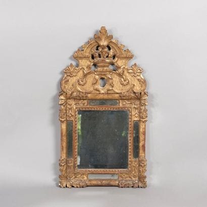 Miroir en bois sculpté et doré à décor de...