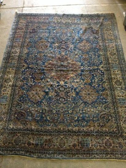 Grand tapis persan à fond bleu décor oral,...