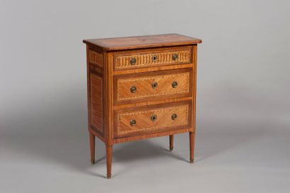 Petite commode en bois de placage ouvrant...