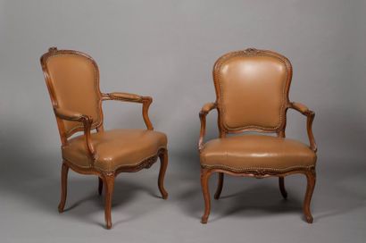 Deux fauteuils cabriolets en bois naturel...