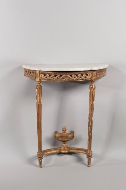Console d'applique en bois sculpté et doré...