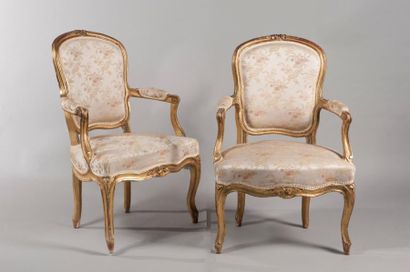Paire de fauteuils cabriolets, en bois sculpté...