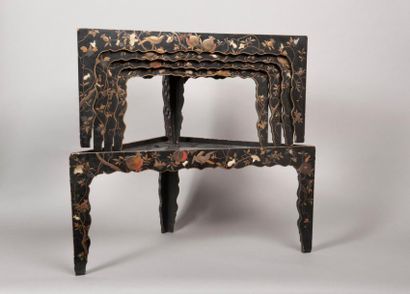 Cinq tables gigognes de forme triangulaire...