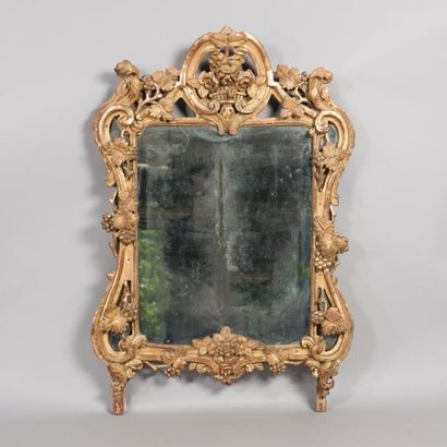Miroir en bois sculpté et doré à décor de...