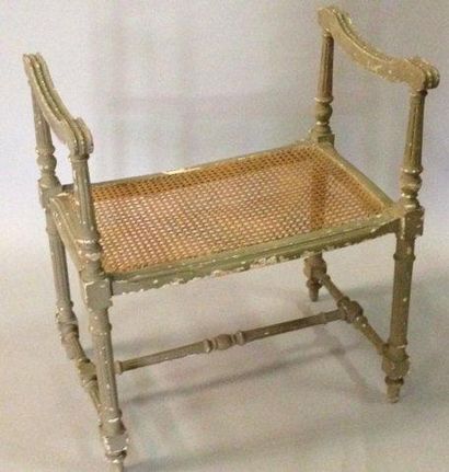 Petite banquette cannée, laquée grise reposant...