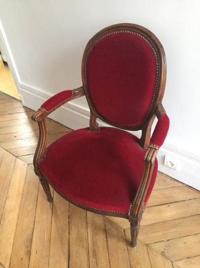 Fauteuil médaillon en bois naturel mouluré...
