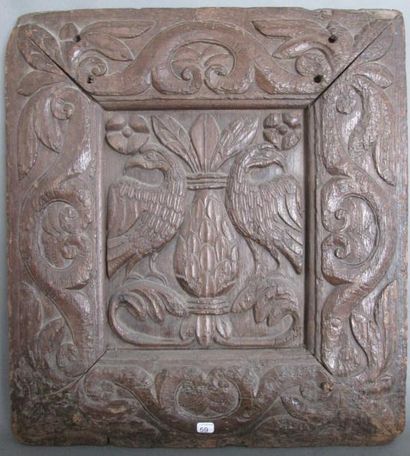 Panneau de chêne sculpté à décor de deux...