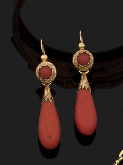 PAIRE DE BOUCLES D'OREILLES dites dormeuses...