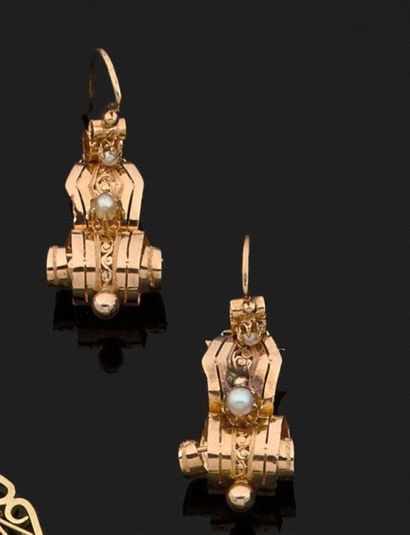 PAIRE DE PENDANTS D'OREILLES en or rose 18k...
