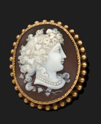 BROCHE CAMÉE COQUILLAGE représentant un profil...